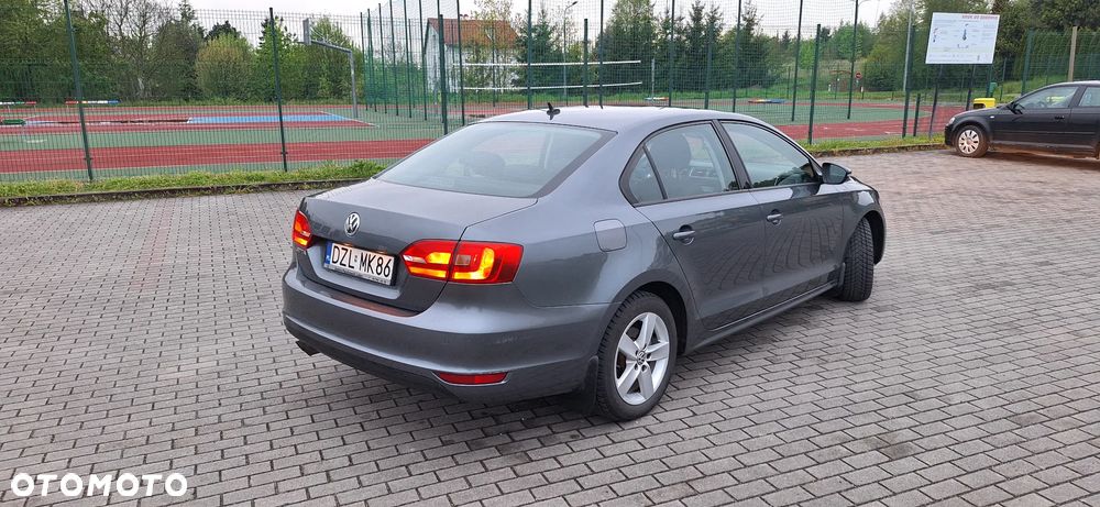 Volkswagen Jetta - 4