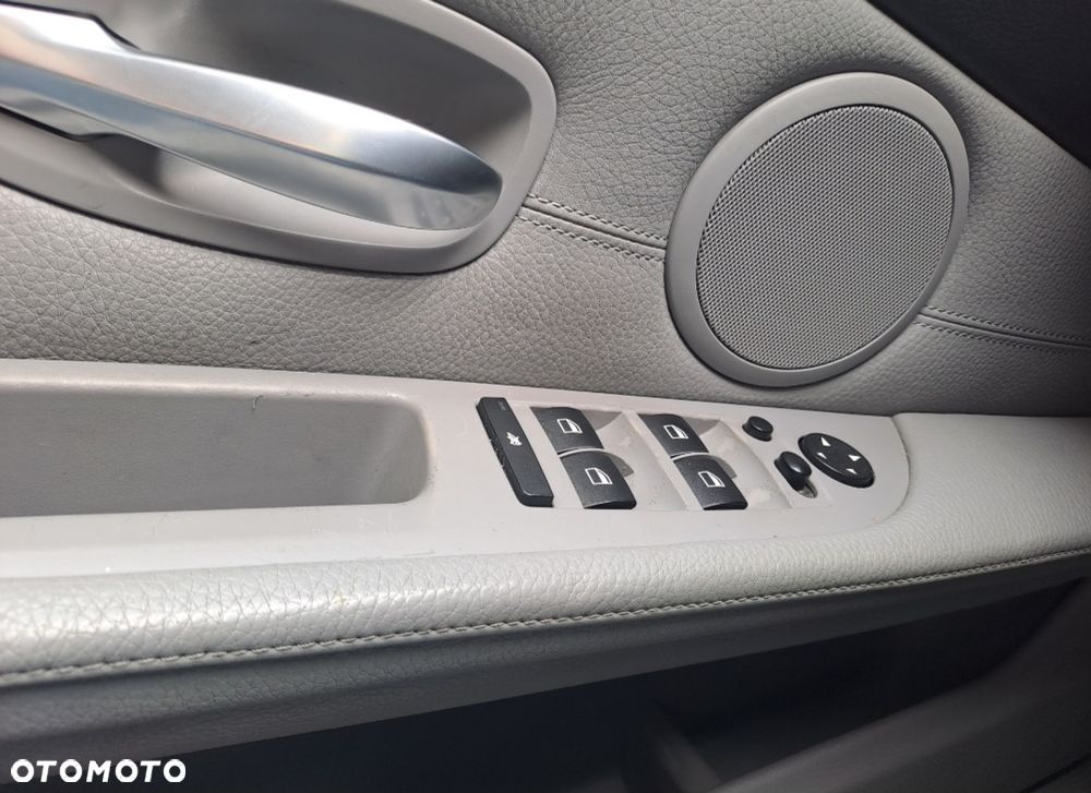 BMW Seria 5 525d xDrive - 12