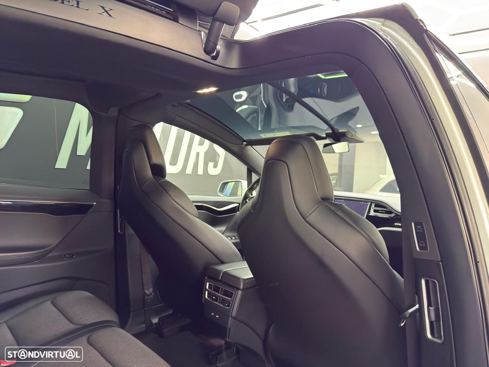 Tesla Model X - 34