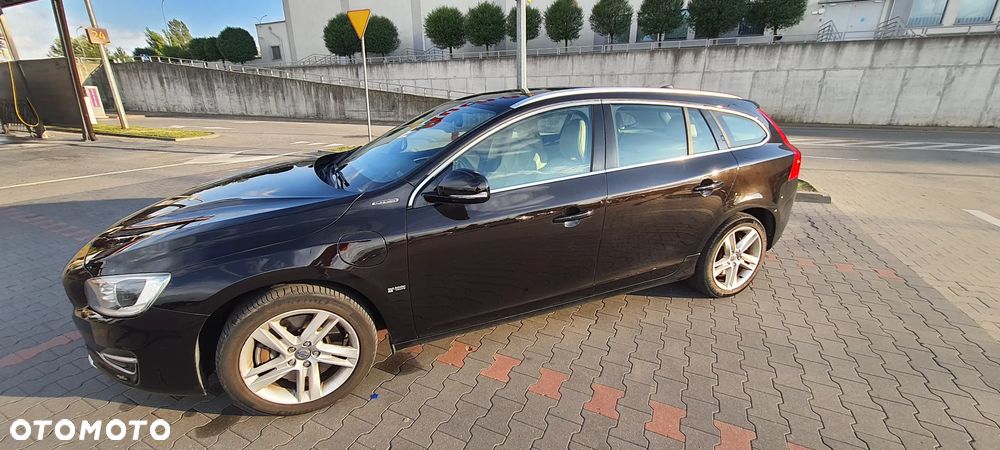 Volvo V60 D6 AWD Plug-in Hybrid R-Design Summum - 2