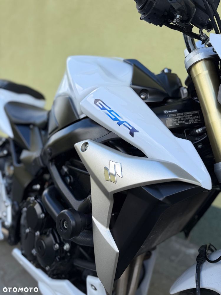Suzuki GSR - 4
