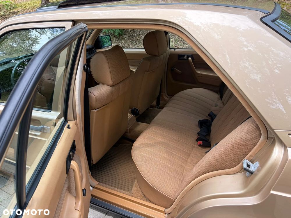 Mercedes-Benz W201 (190) - 24