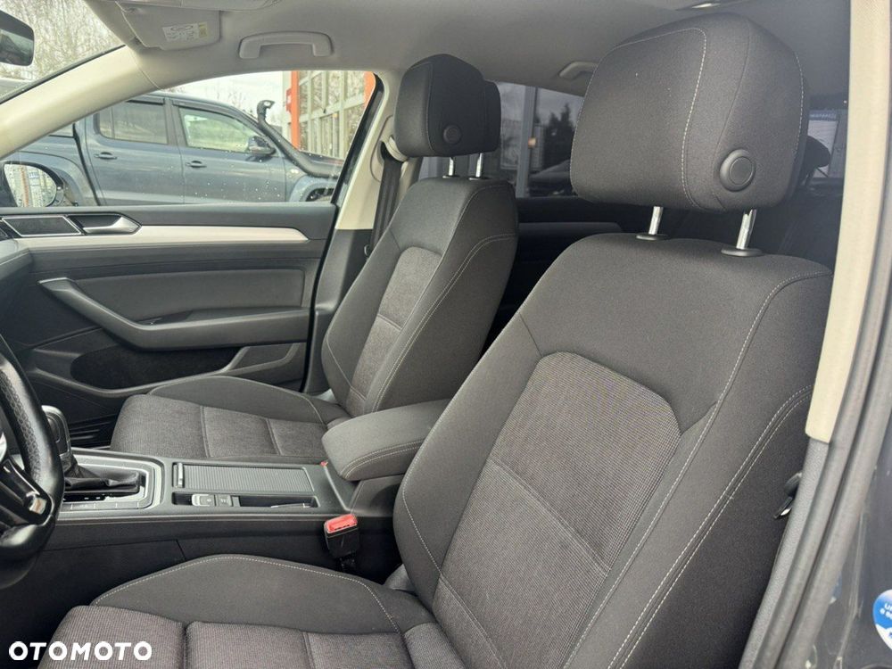 Volkswagen Passat 1.6 TDI SCR DSG Comfortline - 23