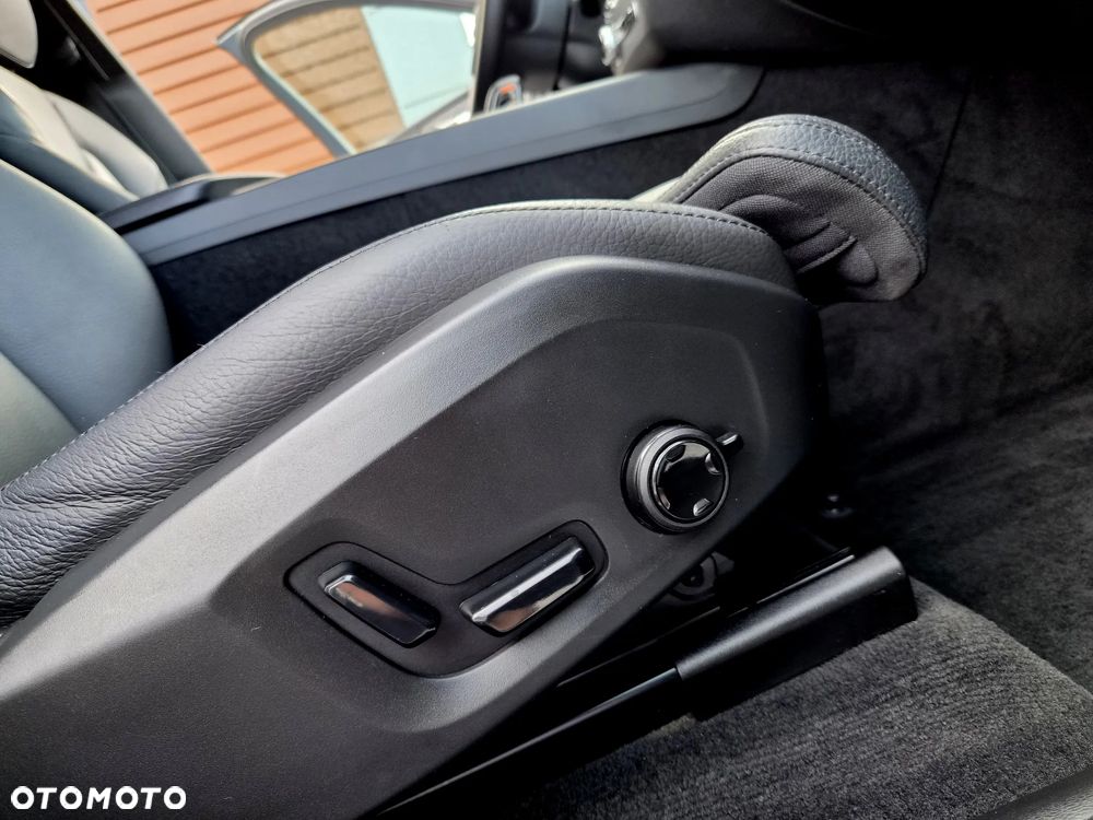 Volvo XC 60 B4 D AWD Plus Dark - 23