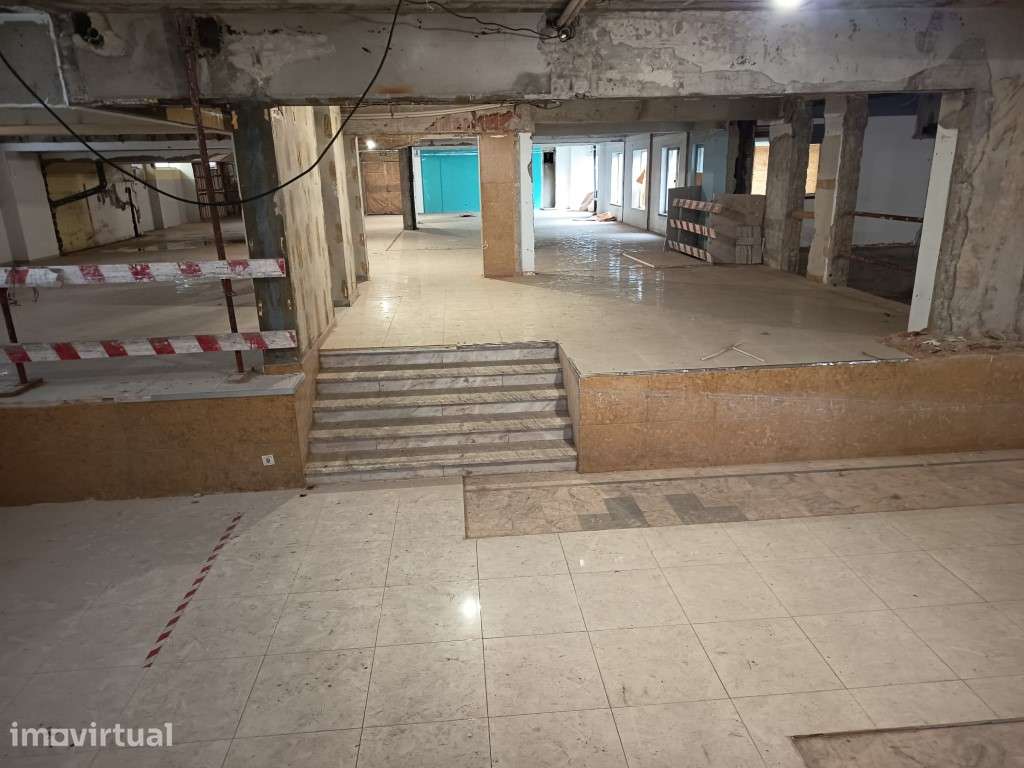 Espaço Comercial com 1800 m² em Linda a Velha - Grande imagem: 4/12