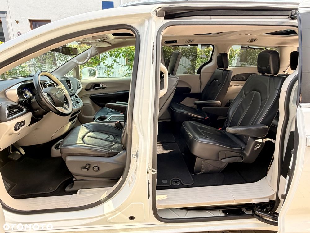 Chrysler Pacifica - 11