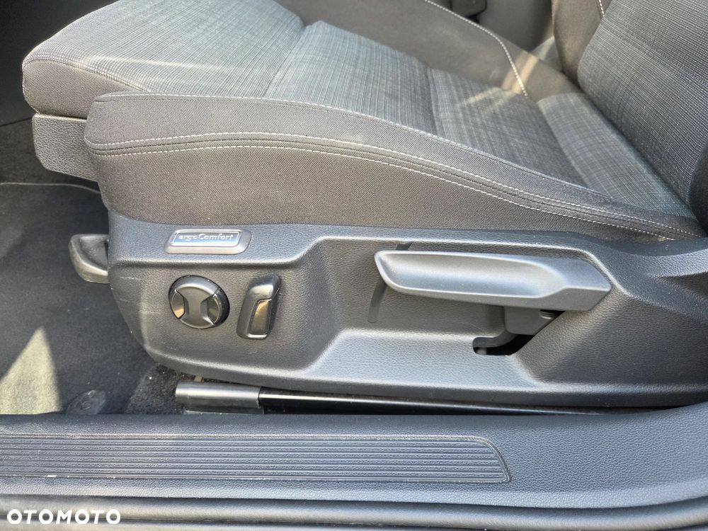 Volkswagen Passat Variant 2.0 TDI SCR Style DSG - 6