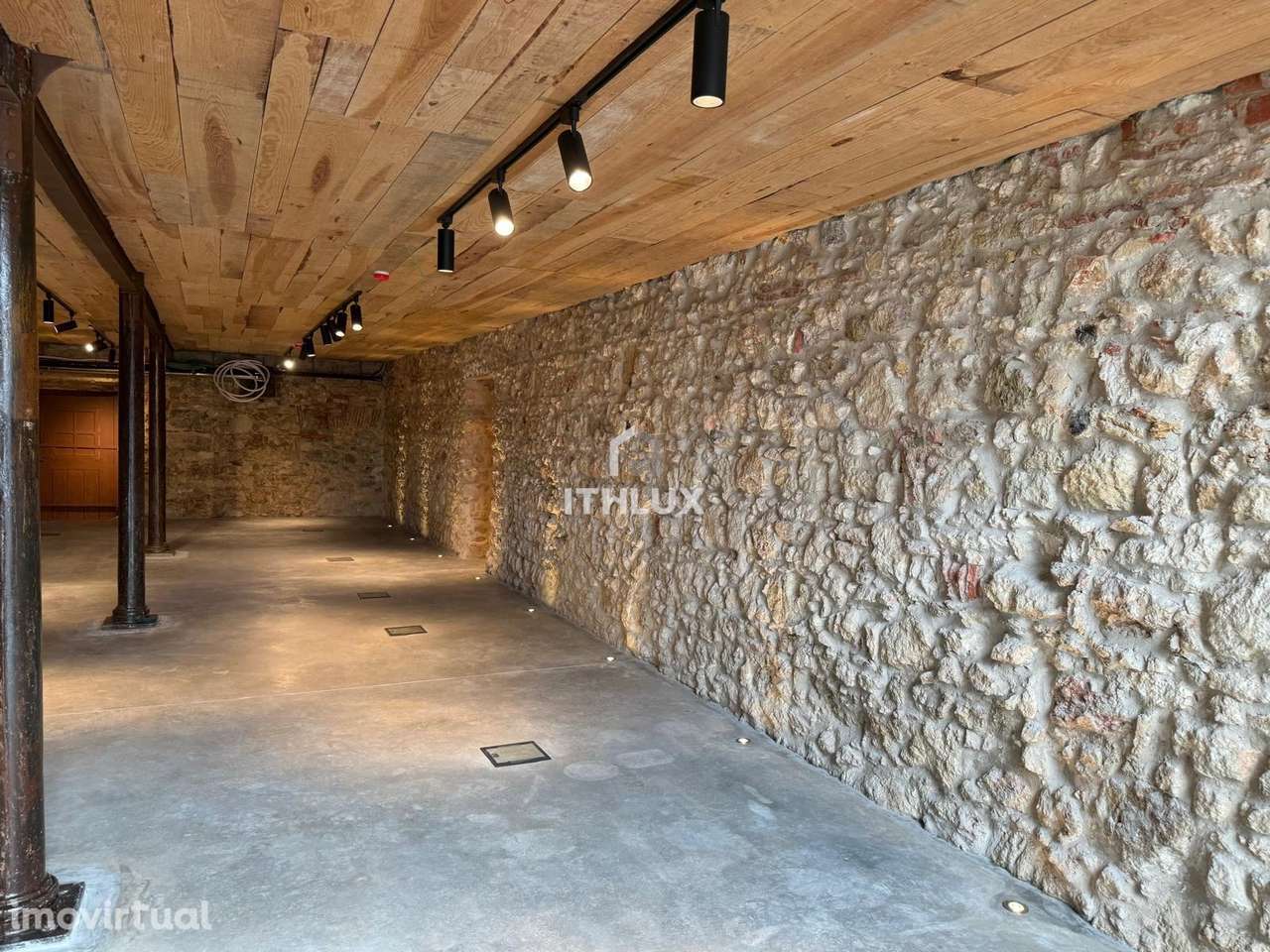 Comércio - Serviços para Investimento, em edifício histórico na frente - Grande imagem: 4/30