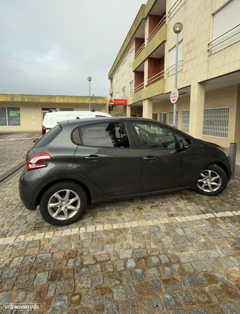 Peugeot 208 2014 photo 2
