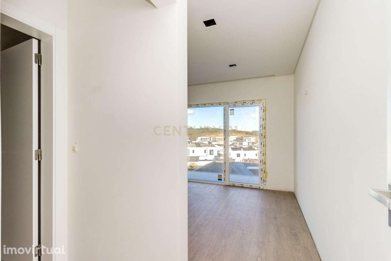 Moradia T3 em Banda junto ao Belas Clube de Campo. - Grande imagem: 4/48