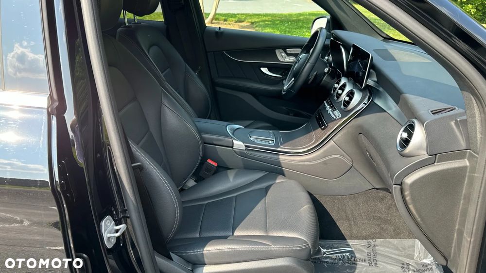 Mercedes-Benz GLC 300 4Matic 9G-TRONIC AMG Line Plus - 14