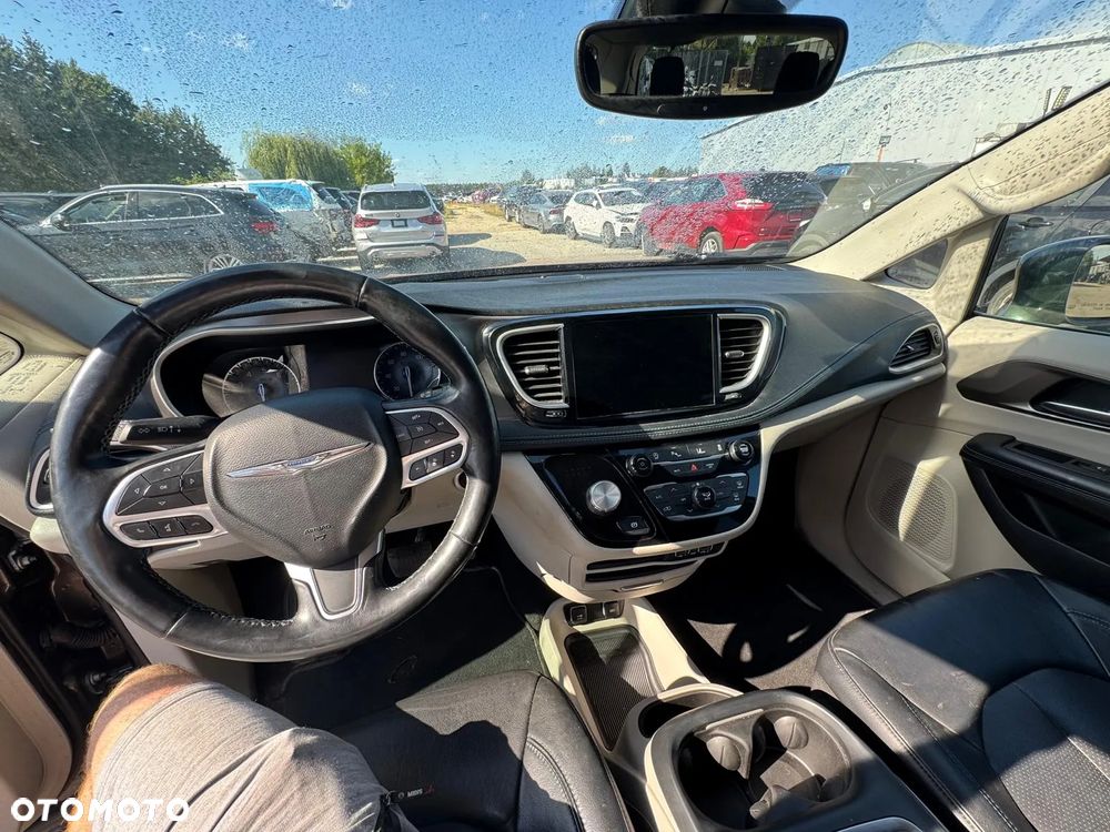 Chrysler Pacifica - 11