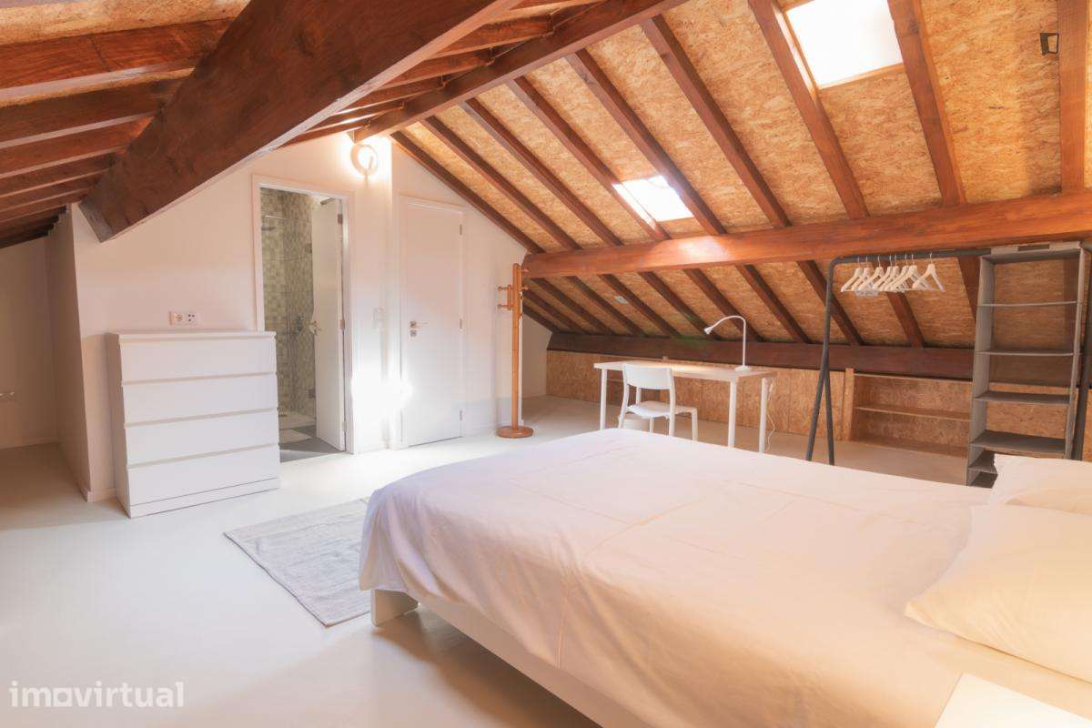 Quarto - localizado em Santa Marinha Porto - Grande imagem: 4/13