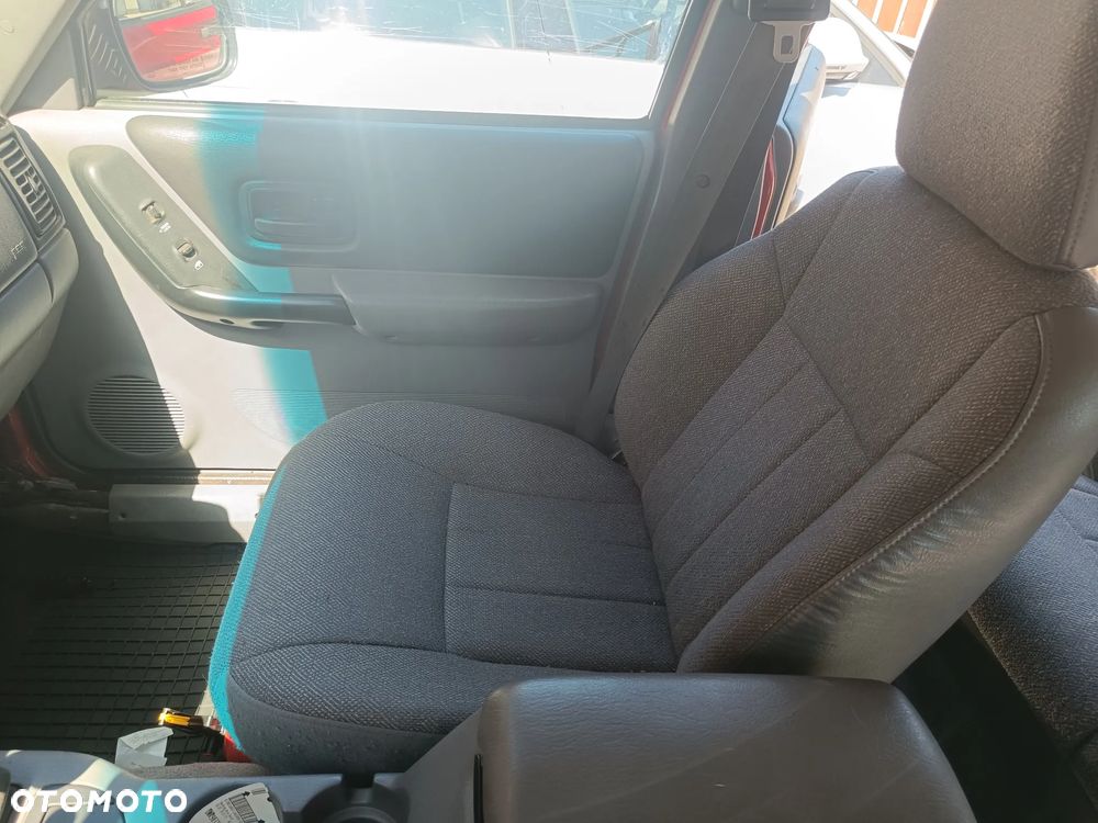 Jeep Cherokee 2.5 Sport - 16