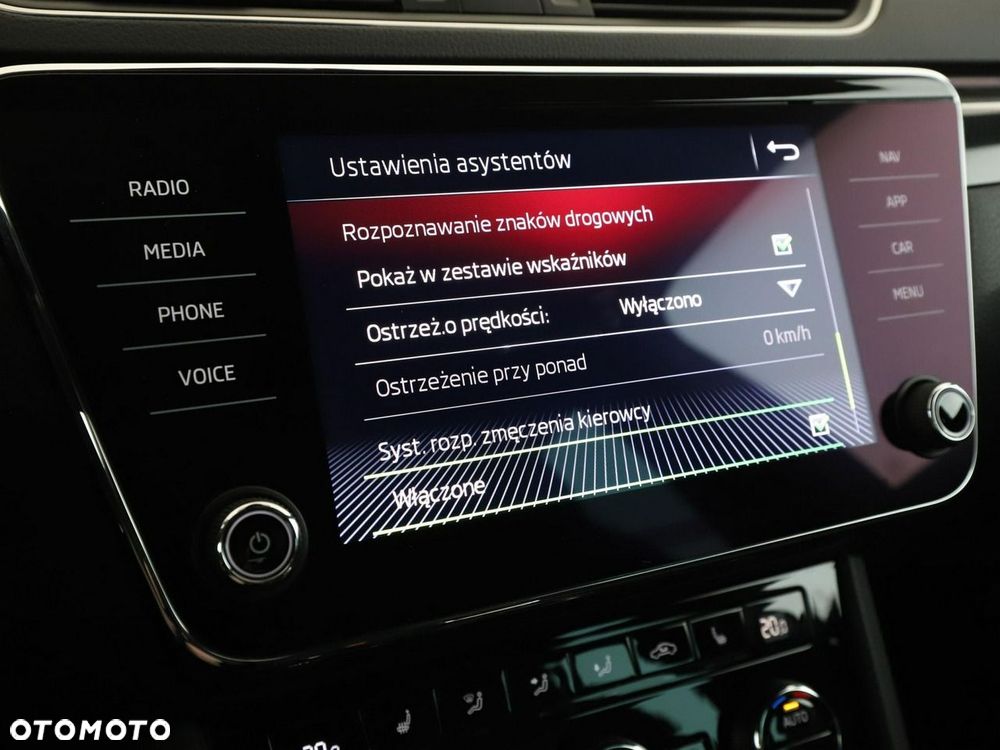 Skoda Superb 2.0 TDI DSG Sportline - 28