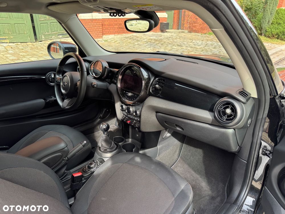 MINI Cooper Essential Trim - 25