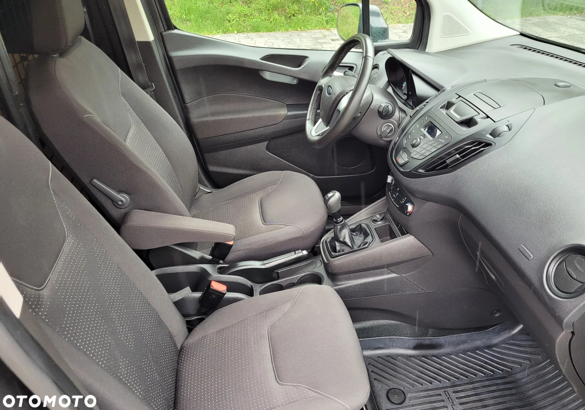 Ford Transit Courier - 12