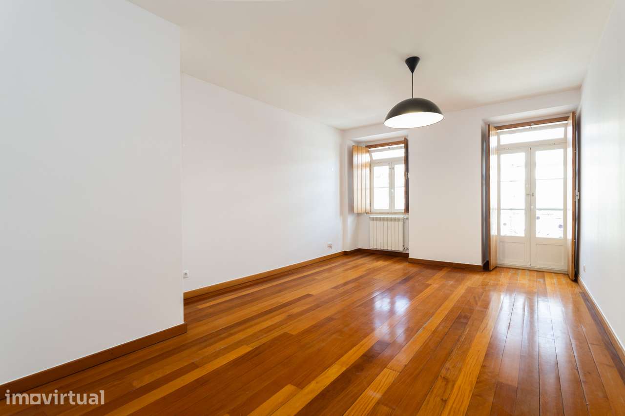 T2 com varanda, elevador, garagem e pet friendly na Calçada da Ajuda - Grande imagem: 3/22