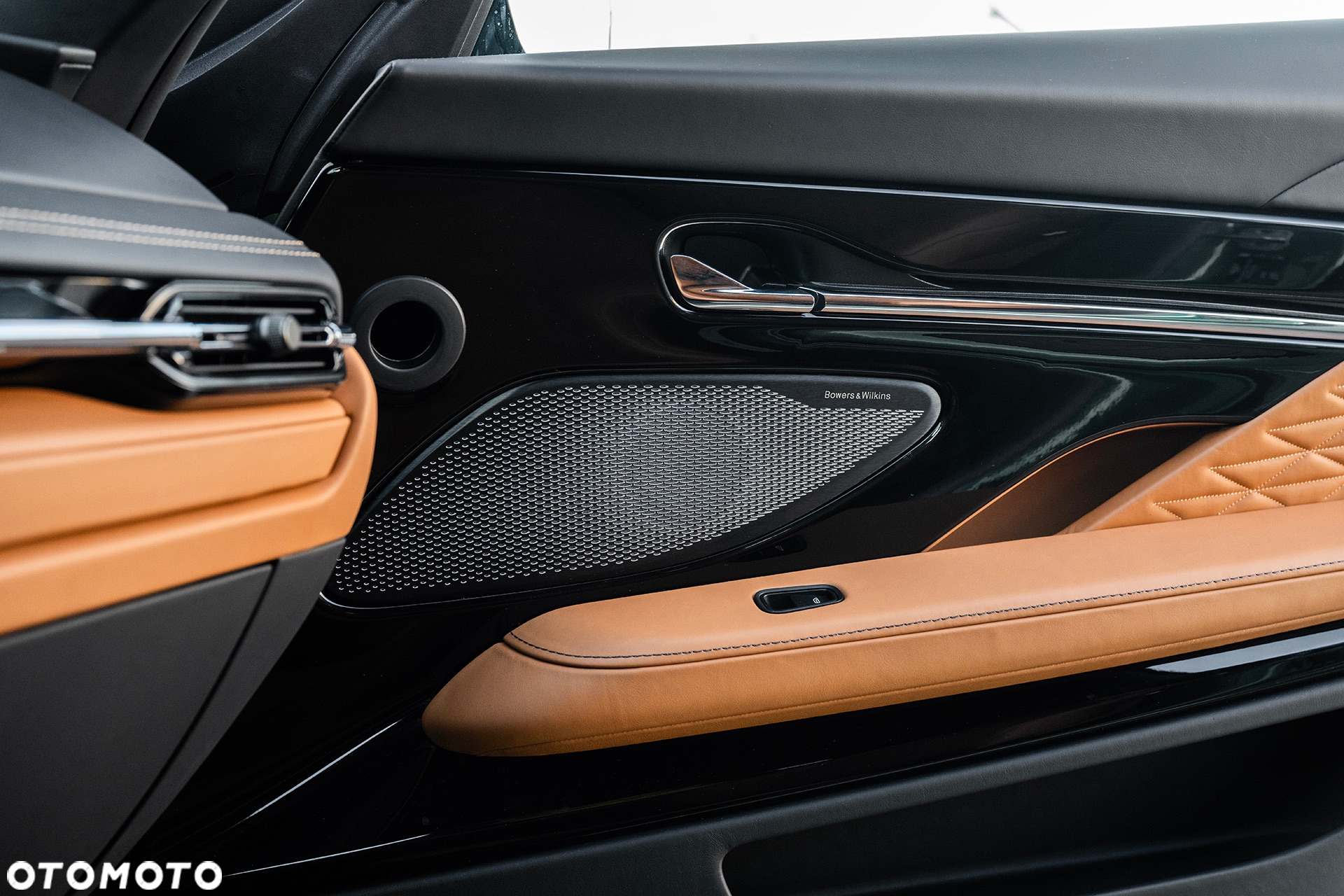 Aston Martin DB12 - 34