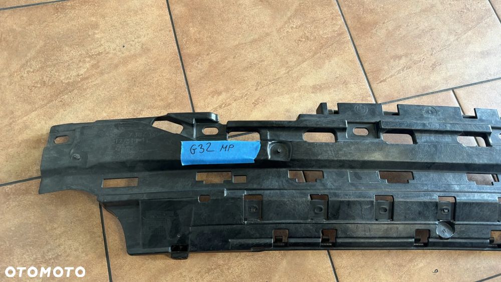 BMW G32 ŚRODKOWY ŚLIZG ZDERZAKA TYŁ 7387325 MP - 2