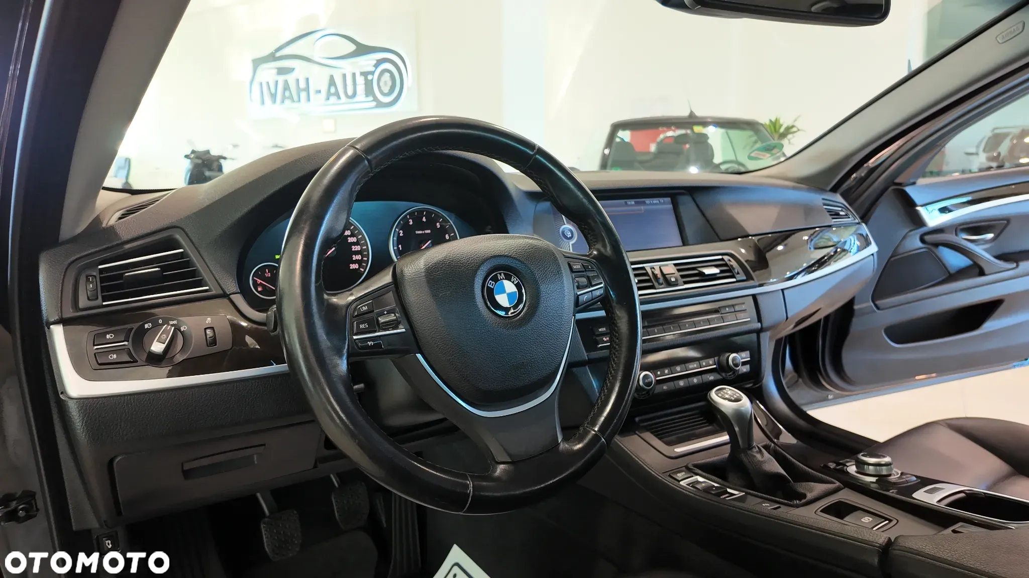 BMW Seria 5 523i - 24