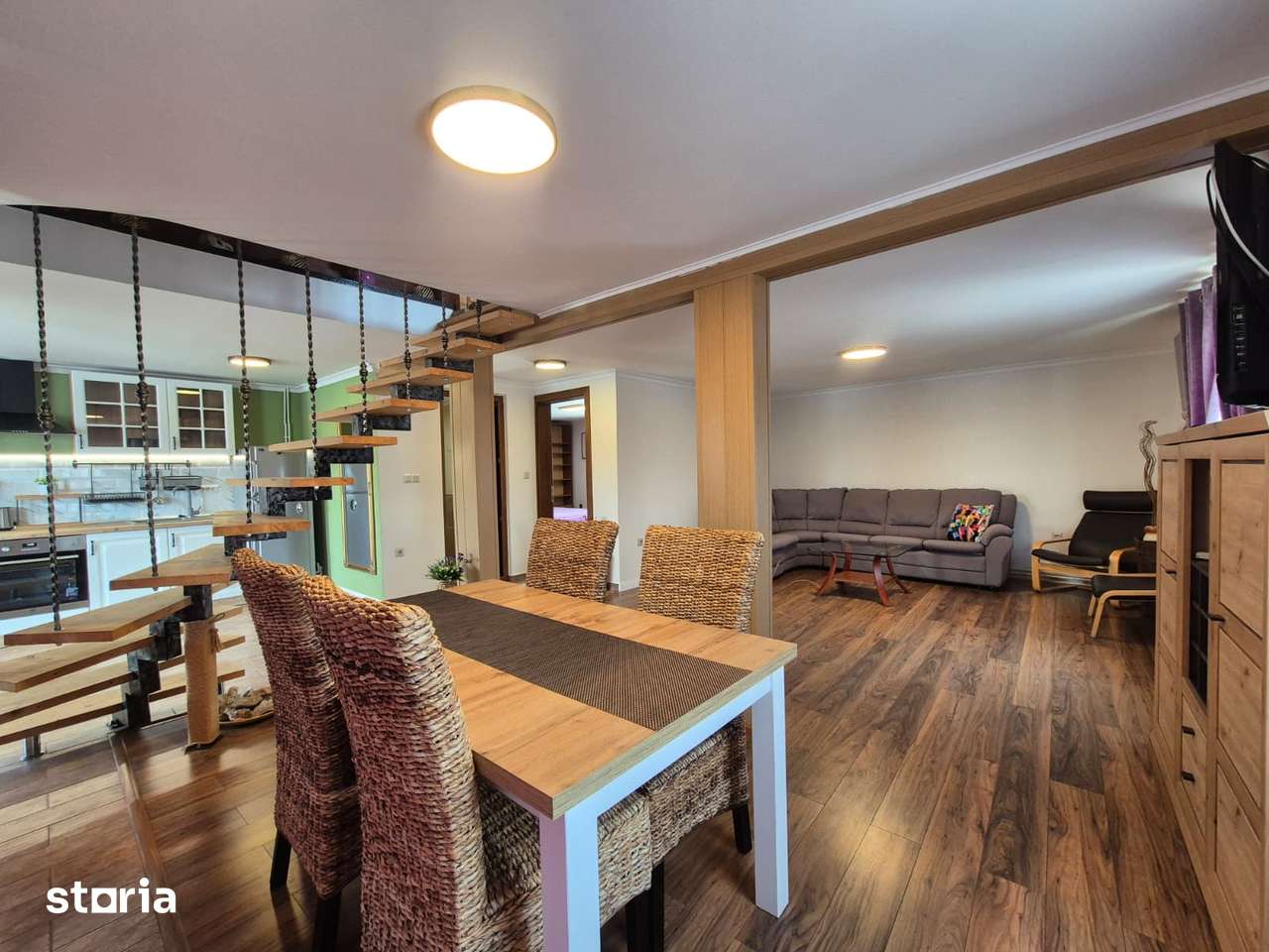 De închiriat – Apartament elegant cu scară interioară, zona Piața Mică — fotografia 1