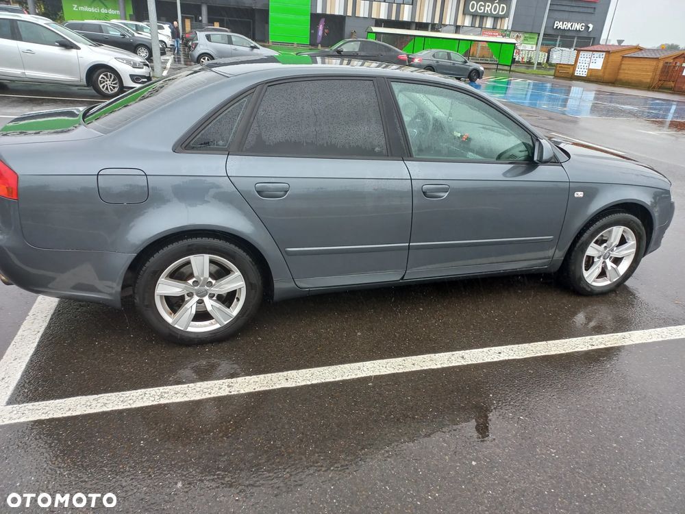 Audi A4 Limousine - 4