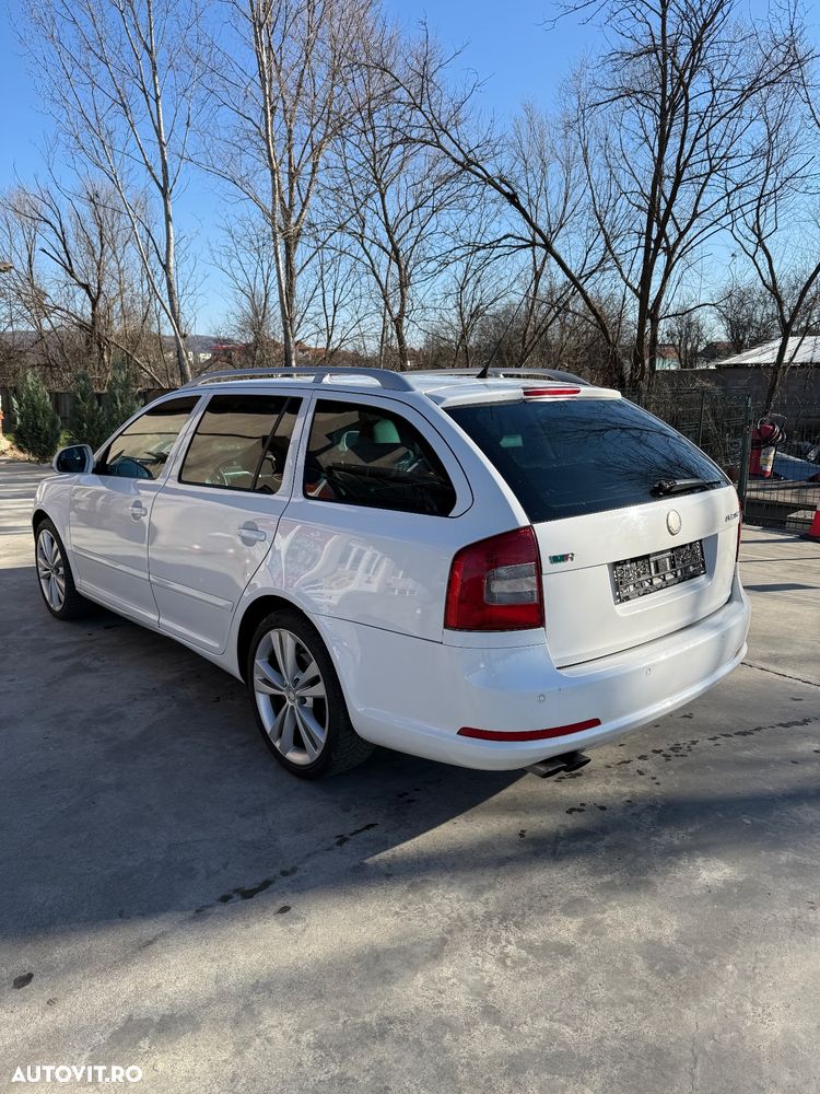 Skoda Octavia Combi 2.0 TDI CR DPF DSG RS - 3