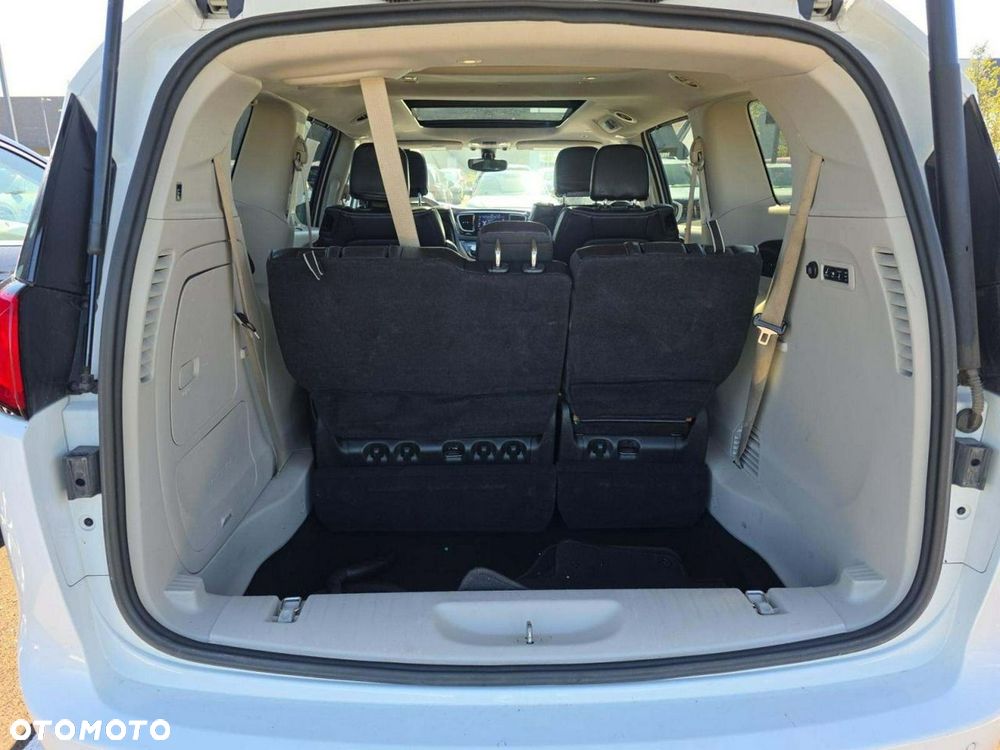 Chrysler Pacifica - 11