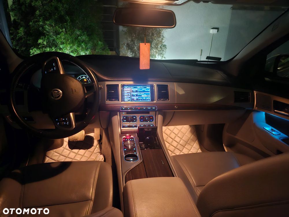 Jaguar XF 2.0 T Premium Luxury - 24