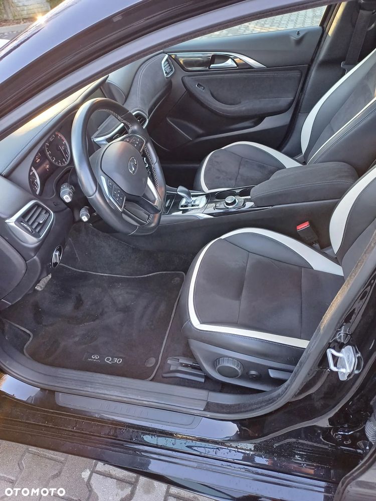 Infiniti Q30 1.6t DCT Premium - 6