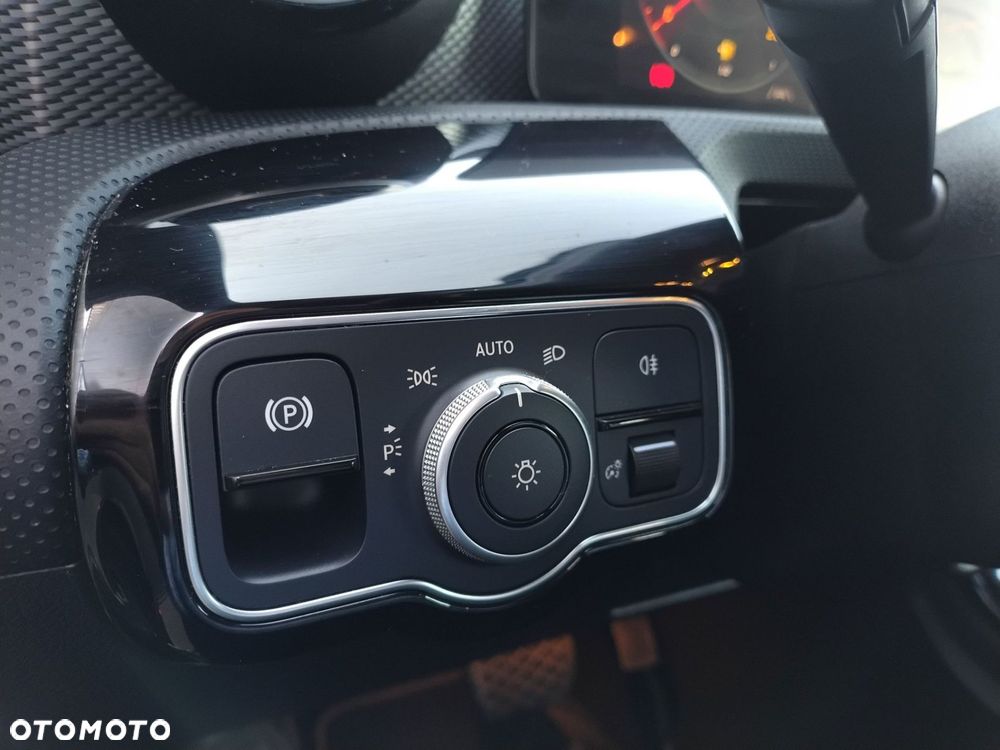Mercedes-Benz CLA 200 7G-DCT - 25
