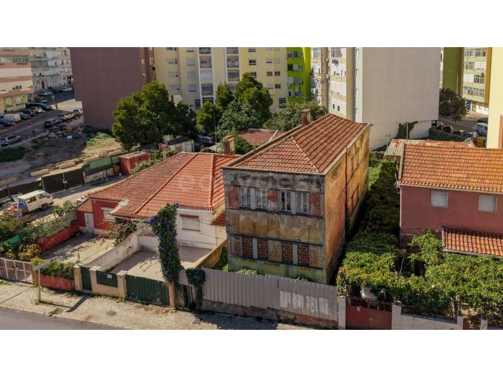 300 m² para transformar num novo projeto na Damaia - Grande imagem: 2/43