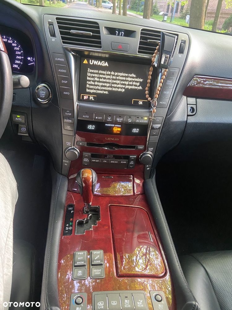 Lexus LS 460 Prestige - 12