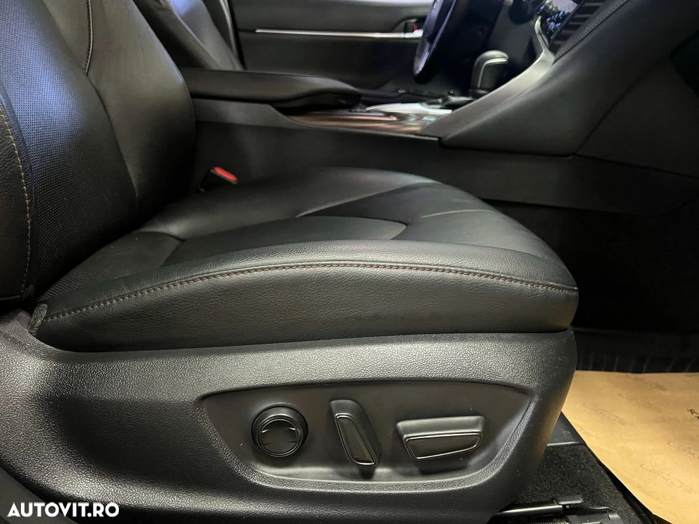 Toyota Camry Luxury - 21