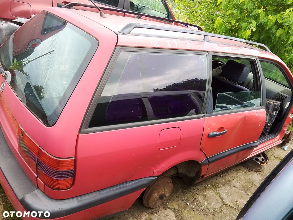 Volkswagen Passat B4 (93-97r.) 1.9TDI 89KM. Silnik 1Z Skrzynia CTN lakier LY3D . Cały na części. GWARANCJA !!! Przód Tył Zestaw Komplet Drzwi Klapa Zderzak Błotnik Maska Grill Atrapa Szyba Pas Lampa Lusterko Boczki Fotel Kanapa Kokpit Deska Rozdzielcza Przełącznik Włącznik Sterownik Przewody Wiązka Instalacja Moduł Komputer Czujnik Listwa Pompa Alternator Wtryski Głowica Rozrusznik Kompresor Sprzęgło Dwumas Silnik Skrzynia ABS Klimatyzacji Paliwa Wspomagania Kolektor Turbina Przepustnica Zawór Chłodnica Koło Hak Belka Sanki Zawieszenie Mcpherson Półoś Amortyzator Wydech Tłumik Zacisk Most - 2