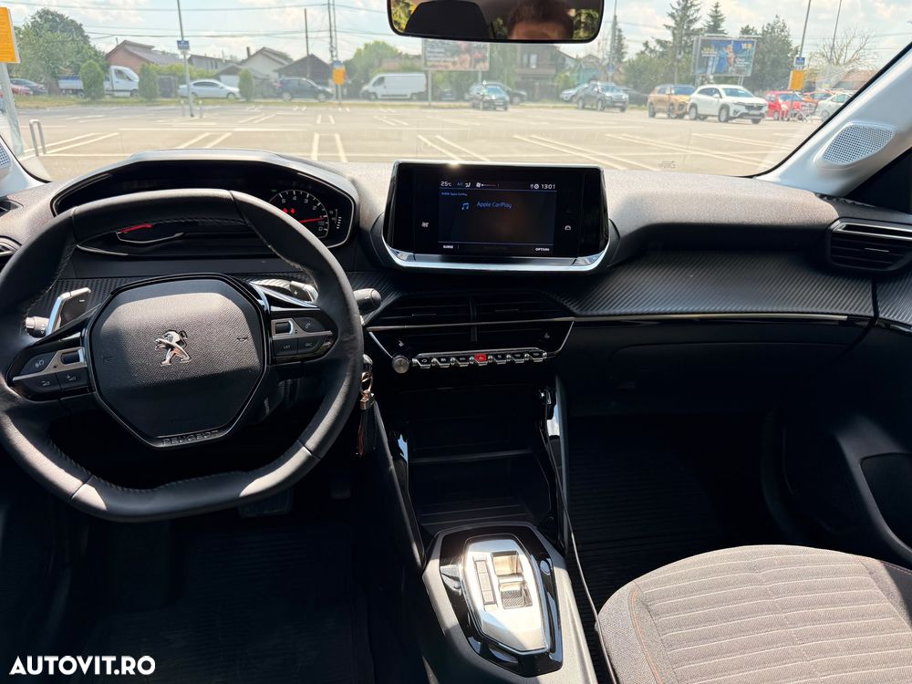 Peugeot 208 - 8