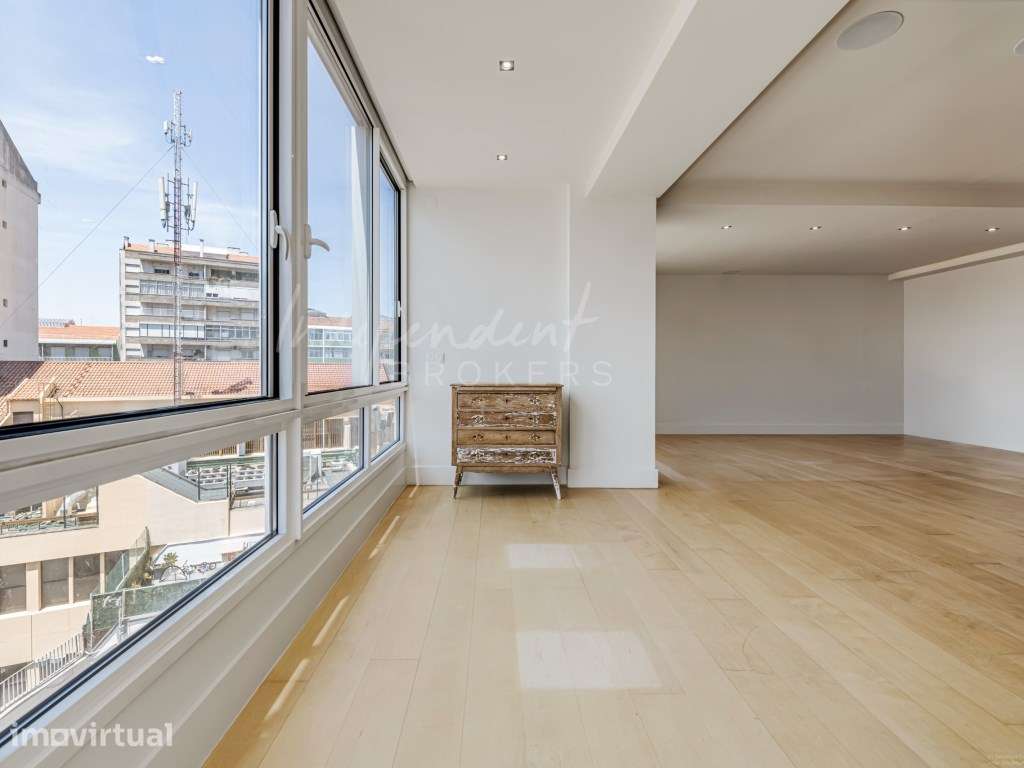 APARTAMENTO T3 TRANSFORMADO EM T2+1 NA AVENIDA CONSELHEIRO FERNANDO... - Grande imagem: 3/24