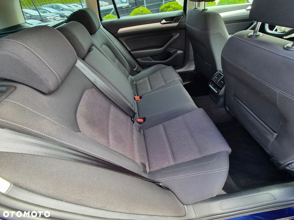 Volkswagen Passat 2.0 TDI SCR DSG Comfortline - 9