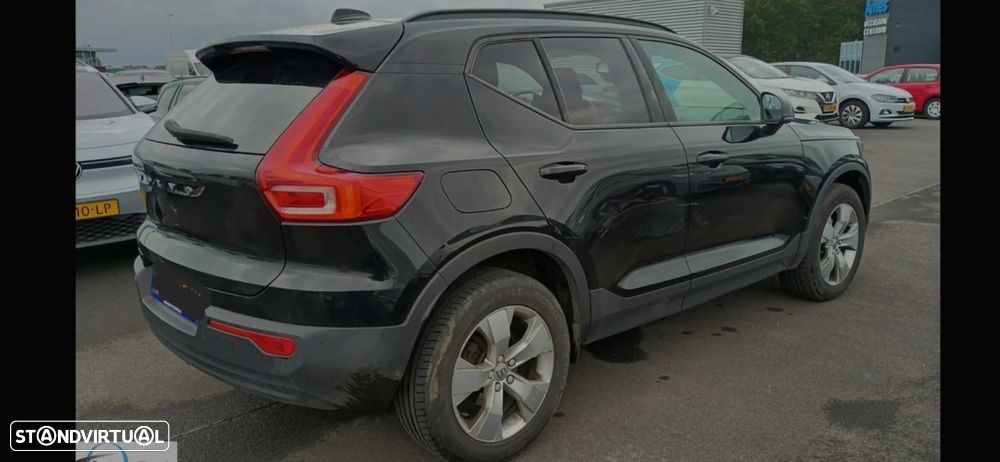 Volvo XC 40 1.5 T2 Momentum Geartronic - 4