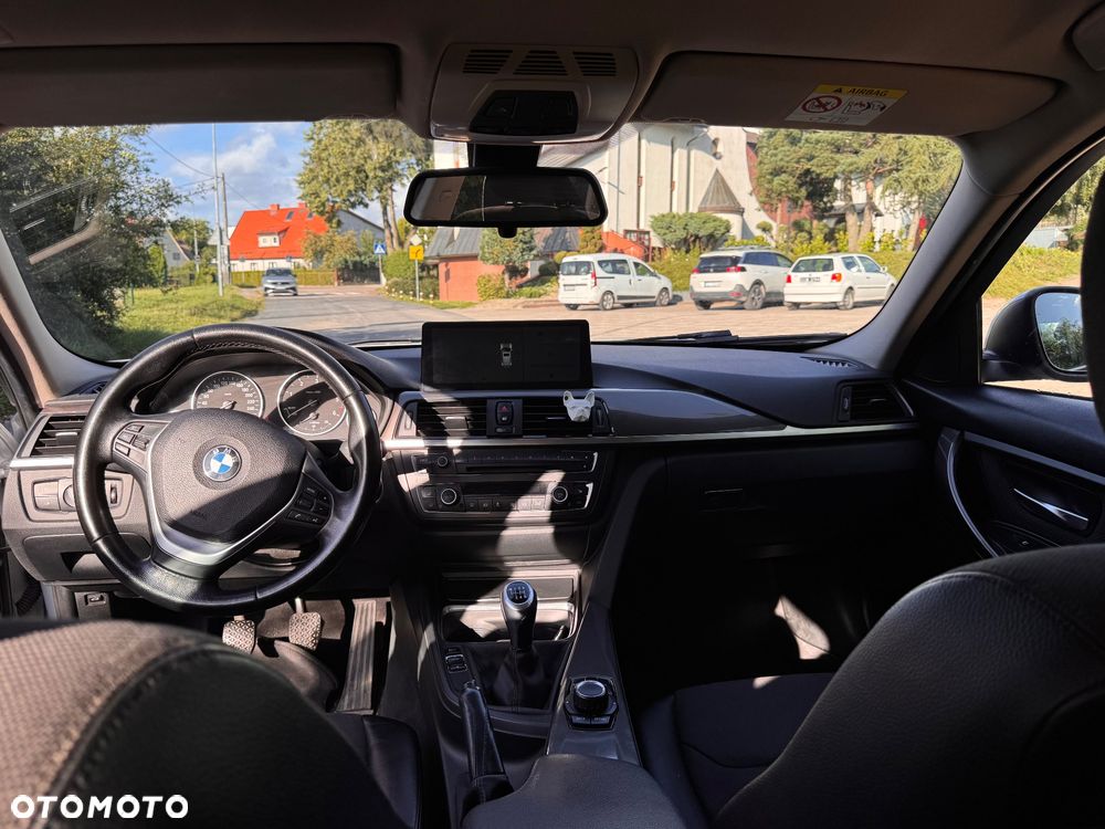 BMW Seria 3 318d xDrive - 10