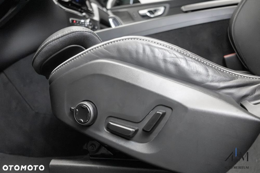 Volvo XC 60 B5 D AWD Ultimate Dark - 22