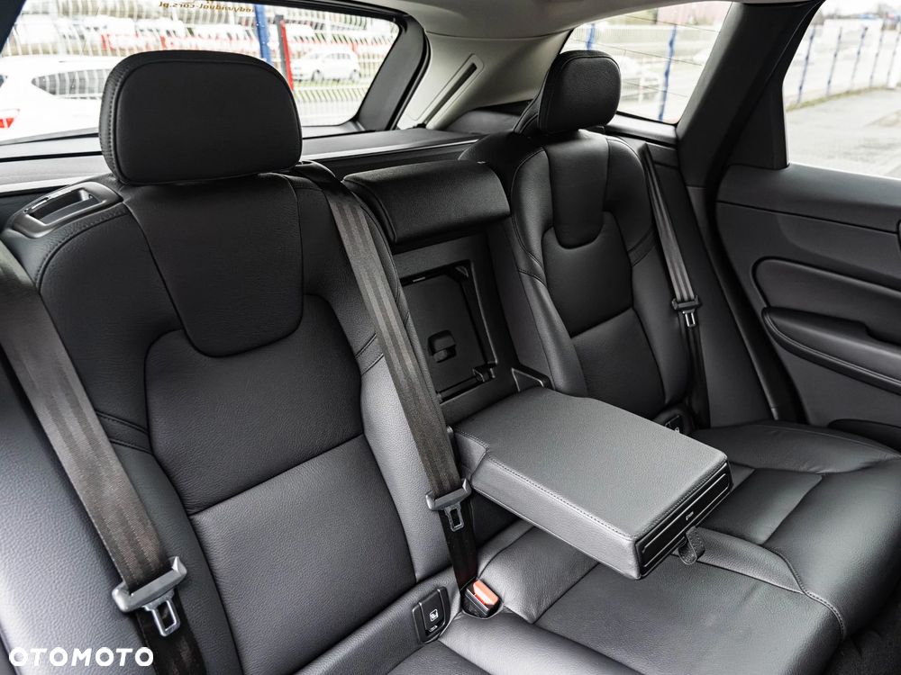 Volvo XC 60 B4 D Plus Bright - 28