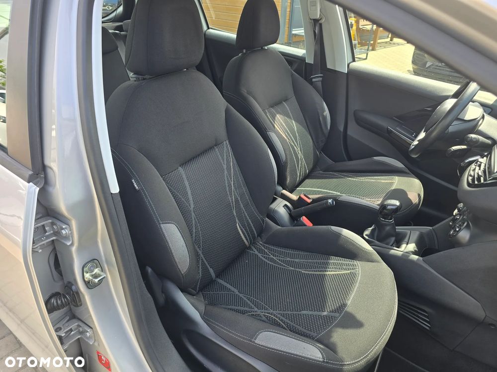 Peugeot 208 - 15