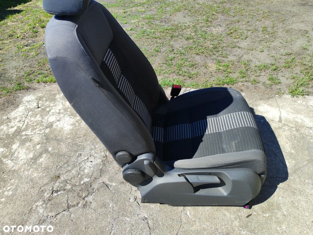 fotel przód x2 + fotel drugi rząd x3 + fotel trzeci rząd x2 plus mocowania boczki kpl. 7 osób do Vw Touran I 03-10r , komplet z foto - 25
