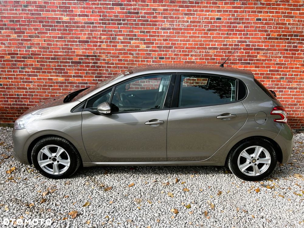 Peugeot 208 - 40