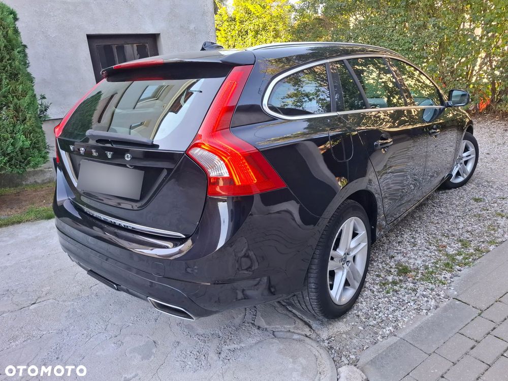 Volvo V60 D6 AWD Plug-in Hybrid R-Design Summum - 22