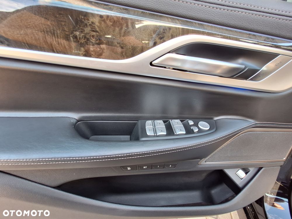 BMW Seria 7 750Li xDrive - 31