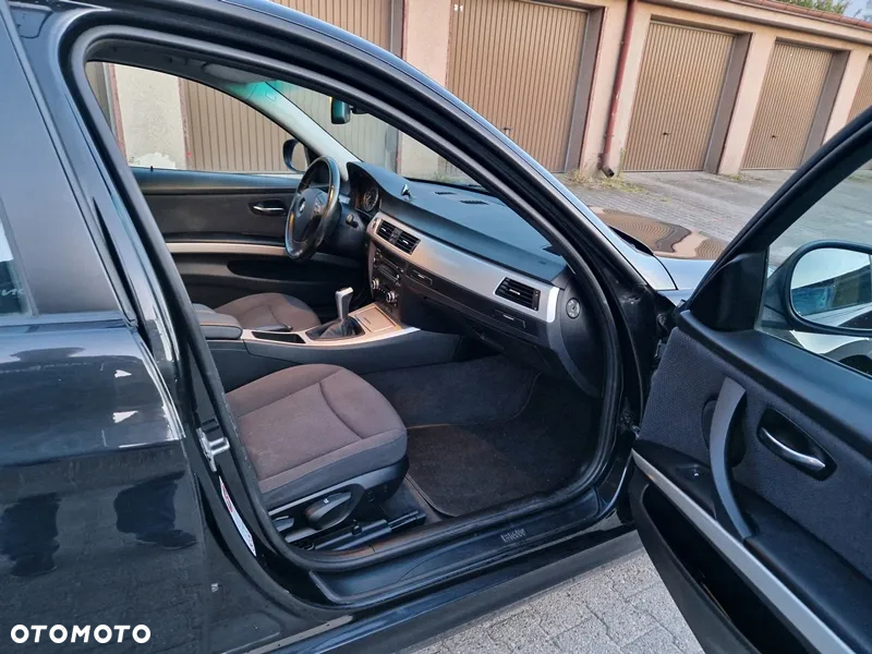 BMW Seria 3 318d DPF Touring - 16
