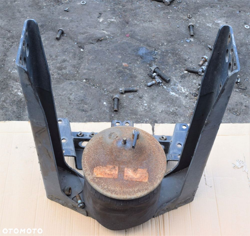 MECHANIZM PODNOSZENIA OSI WLECZONEJ BLIŹNIAKA MAN - 2